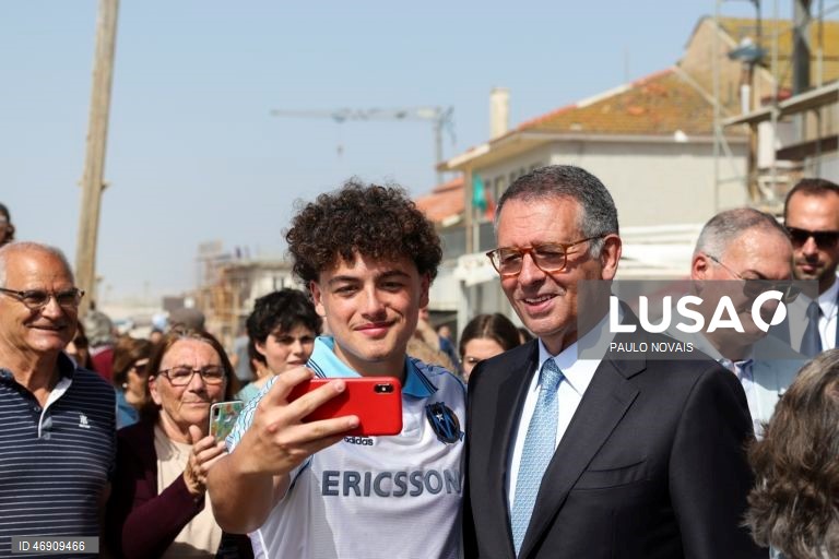 O Presidente da República, António José Seguro (D), tira uma selfie durante um passeio na Praia da Vieira de Leiria, no quinto dia da sua primeira Presidência Aberta, hoje dedicada ao distrito de Leiria, Marinha Grande, 10 de abril de 2026. PAULO NOVAIS/LUSA