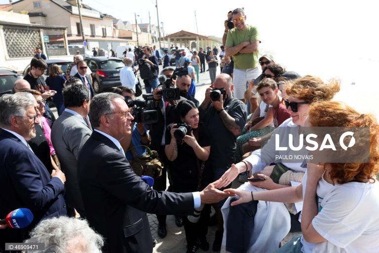 O Presidente da República, António José Seguro (C-E), durante um passeio na Praia da Vieira de Leiria, no quinto dia da sua primeira Presidência Aberta, hoje dedicada ao distrito de Leiria, Marinha Grande, 10 de abril de 2026. PAULO NOVAIS/LUSA