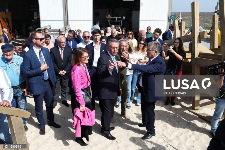 O Presidente da República, António José Seguro,  um passeio na Praia da Vieira de Leiria, no quinto dia da sua primeira Presidência Aberta, hoje dedicada ao distrito de Leiria, Marinha Grande, 10 de abril de 2026. PAULO NOVAIS/LUSA