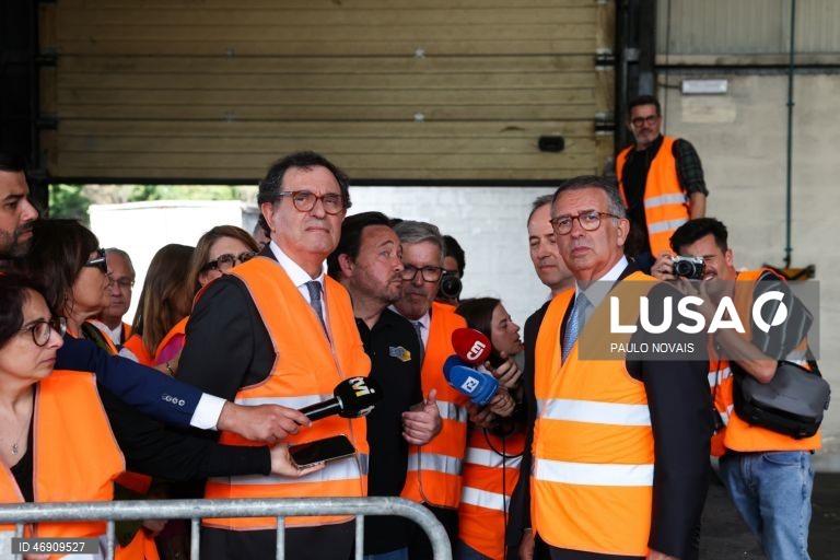 O Presidente da República, António José Seguro (D), acompanhado pelo ministro da Economia, Manuel Castro Almeida e por empresários durante a visita à empresa industrial de borracha, destruída pelo mau tempo, no quinto dia da sua primeira Presidência Aberta, hoje dedicada ao distrito de Leiria, Marinha Grande, 10 de abril de 2026. PAULO NOVAIS/LUSA
