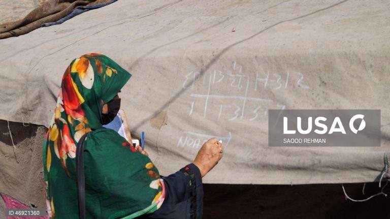 O Paquistão dá início a uma campanha nacional contra a poliomielite, num contexto em que os agentes de segurança são alvo de ataques.