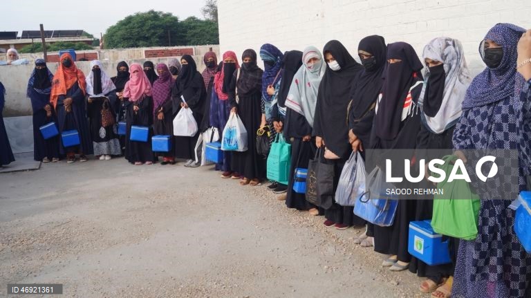 O Paquistão dá início a uma campanha nacional contra a poliomielite, num contexto em que os agentes de segurança são alvo de ataques.