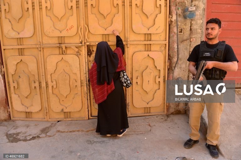 O Paquistão dá início a uma campanha nacional contra a poliomielite, num contexto em que os agentes de segurança são alvo de ataques.