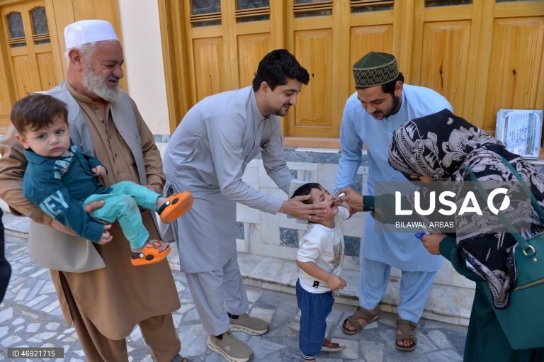 O Paquistão dá início a uma campanha nacional contra a poliomielite, num contexto em que os agentes de segurança são alvo de ataques.