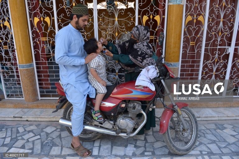 O Paquistão dá início a uma campanha nacional contra a poliomielite, num contexto em que os agentes de segurança são alvo de ataques.