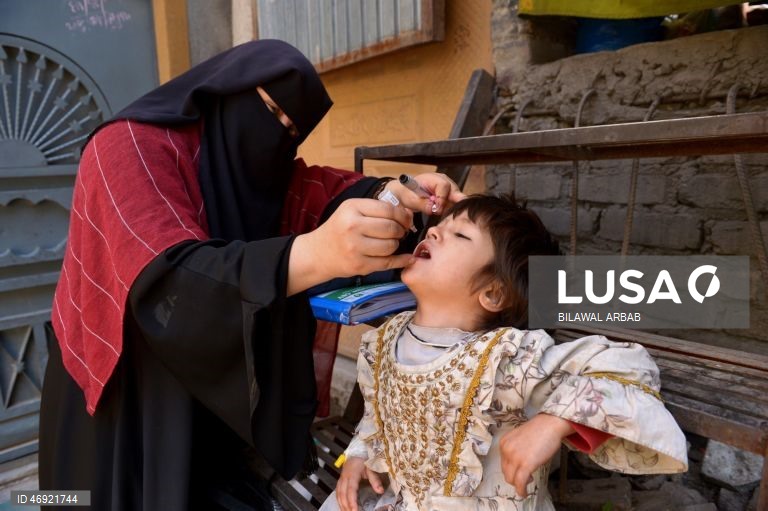 O Paquistão dá início a uma campanha nacional contra a poliomielite, num contexto em que os agentes de segurança são alvo de ataques.