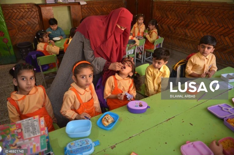 O Paquistão dá início a uma campanha nacional contra a poliomielite, num contexto em que os agentes de segurança são alvo de ataques.