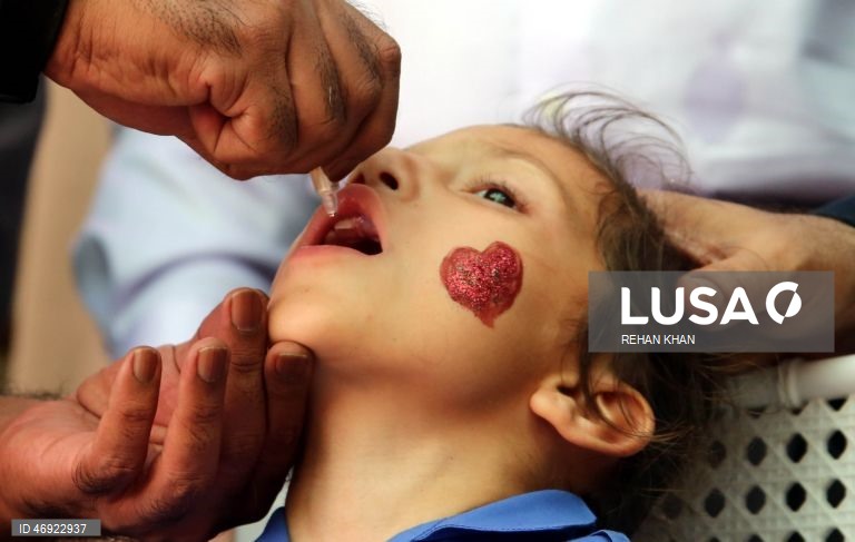 O Paquistão dá início a uma campanha nacional contra a poliomielite, num contexto em que os agentes de segurança são alvo de ataques.