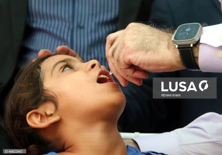 O Paquistão dá início a uma campanha nacional contra a poliomielite, num contexto em que os agentes de segurança são alvo de ataques.