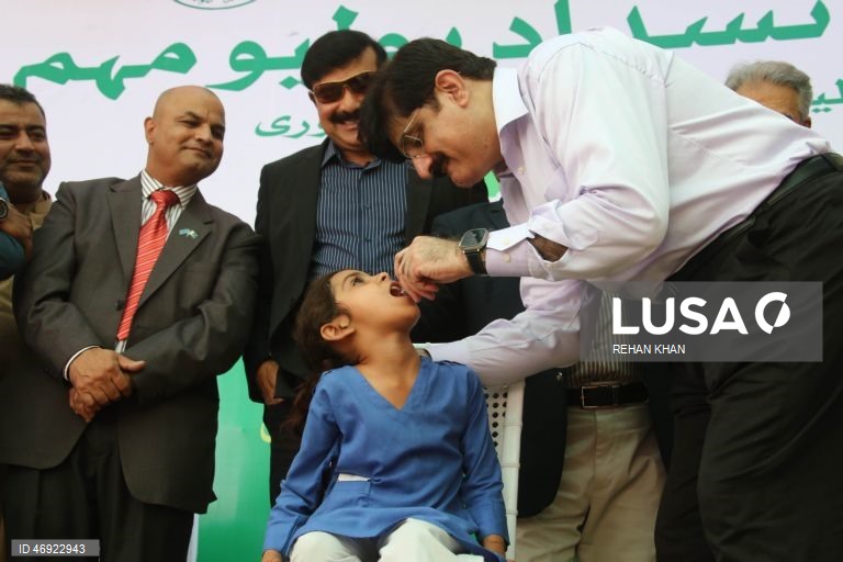 O Paquistão dá início a uma campanha nacional contra a poliomielite, num contexto em que os agentes de segurança são alvo de ataques.