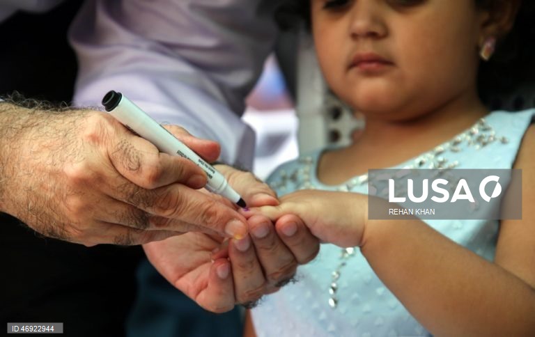 O Paquistão dá início a uma campanha nacional contra a poliomielite, num contexto em que os agentes de segurança são alvo de ataques.