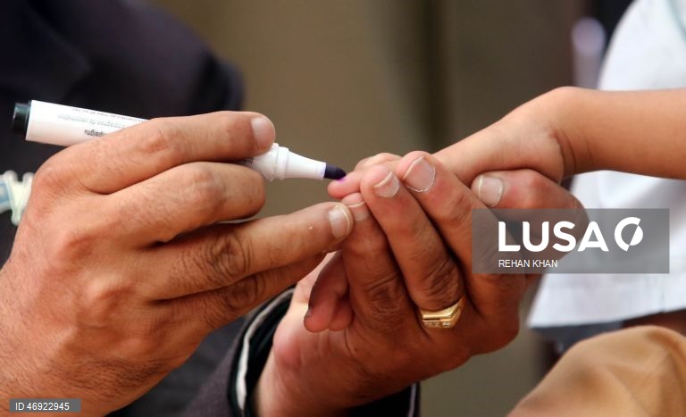 O Paquistão dá início a uma campanha nacional contra a poliomielite, num contexto em que os agentes de segurança são alvo de ataques.