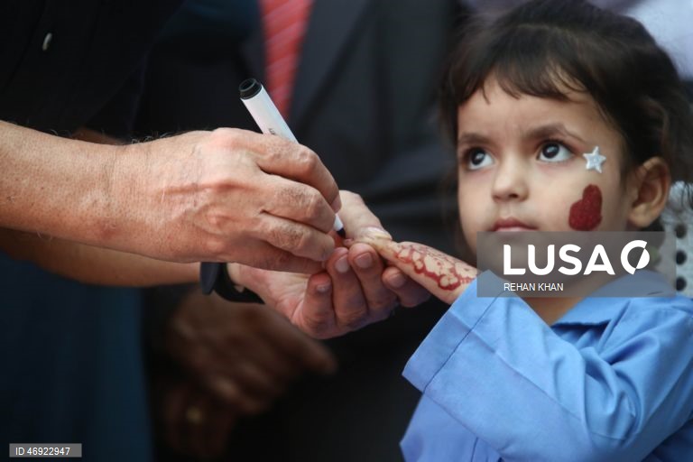 O Paquistão dá início a uma campanha nacional contra a poliomielite, num contexto em que os agentes de segurança são alvo de ataques.