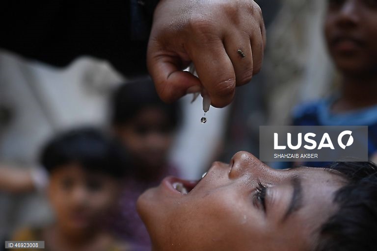 O Paquistão dá início a uma campanha nacional contra a poliomielite, num contexto em que os agentes de segurança são alvo de ataques.