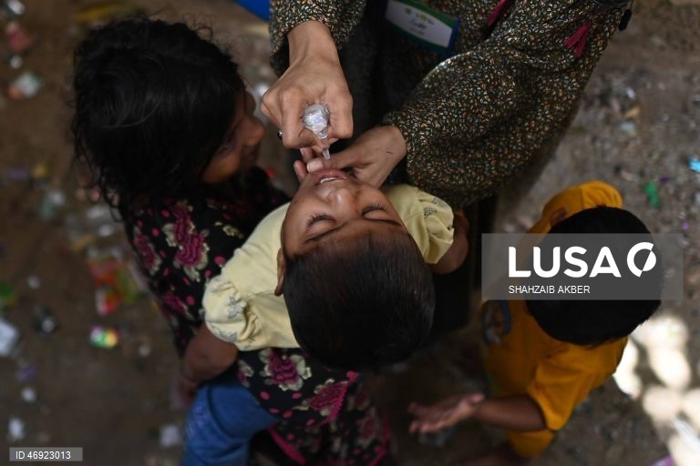 O Paquistão dá início a uma campanha nacional contra a poliomielite, num contexto em que os agentes de segurança são alvo de ataques.