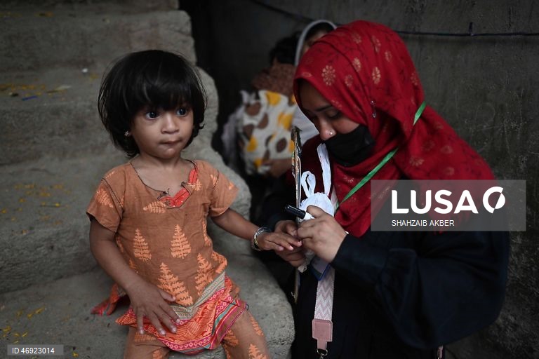 O Paquistão dá início a uma campanha nacional contra a poliomielite, num contexto em que os agentes de segurança são alvo de ataques.