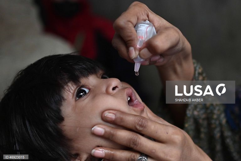 O Paquistão dá início a uma campanha nacional contra a poliomielite, num contexto em que os agentes de segurança são alvo de ataques.