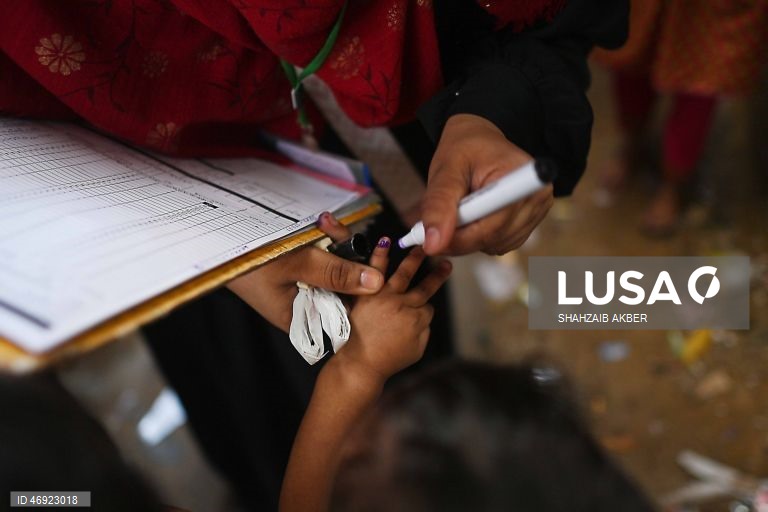 O Paquistão dá início a uma campanha nacional contra a poliomielite, num contexto em que os agentes de segurança são alvo de ataques.