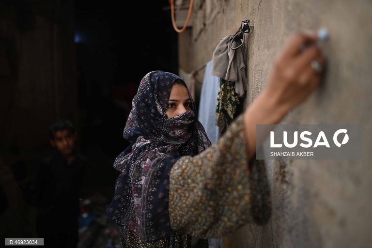 O Paquistão dá início a uma campanha nacional contra a poliomielite, num contexto em que os agentes de segurança são alvo de ataques.