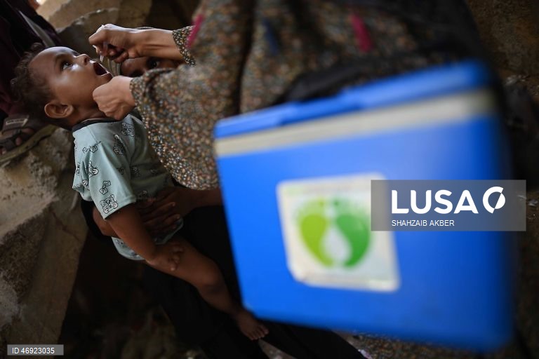 O Paquistão dá início a uma campanha nacional contra a poliomielite, num contexto em que os agentes de segurança são alvo de ataques.