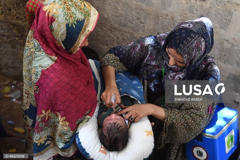 O Paquistão dá início a uma campanha nacional contra a poliomielite, num contexto em que os agentes de segurança são alvo de ataques.