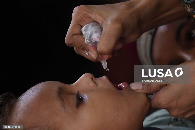 O Paquistão dá início a uma campanha nacional contra a poliomielite, num contexto em que os agentes de segurança são alvo de ataques.