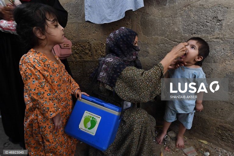 O Paquistão dá início a uma campanha nacional contra a poliomielite, num contexto em que os agentes de segurança são alvo de ataques.