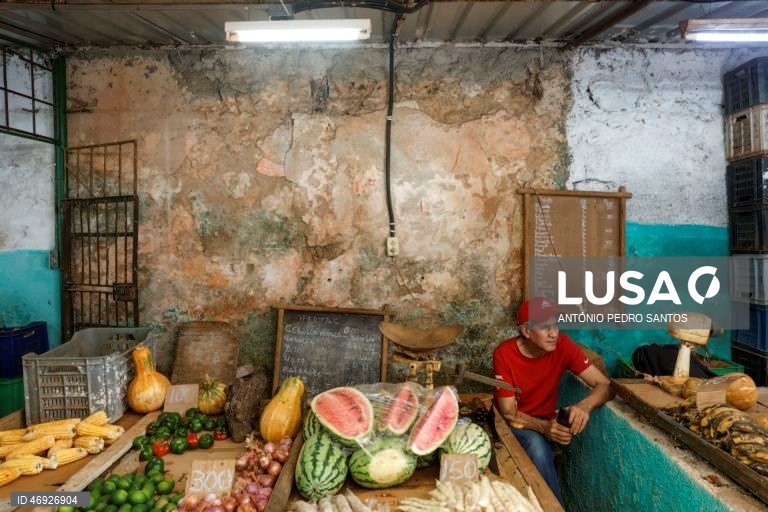 As ruas de Havana, outrora repletas de turistas, são hoje o espelho do embargo petrolífero norte-americano a Cuba. O trânsito é inexistente em várias zonas, à noite quase não se vê luz. O lixo acumula-se, enquanto os medicamentos rareiam. 