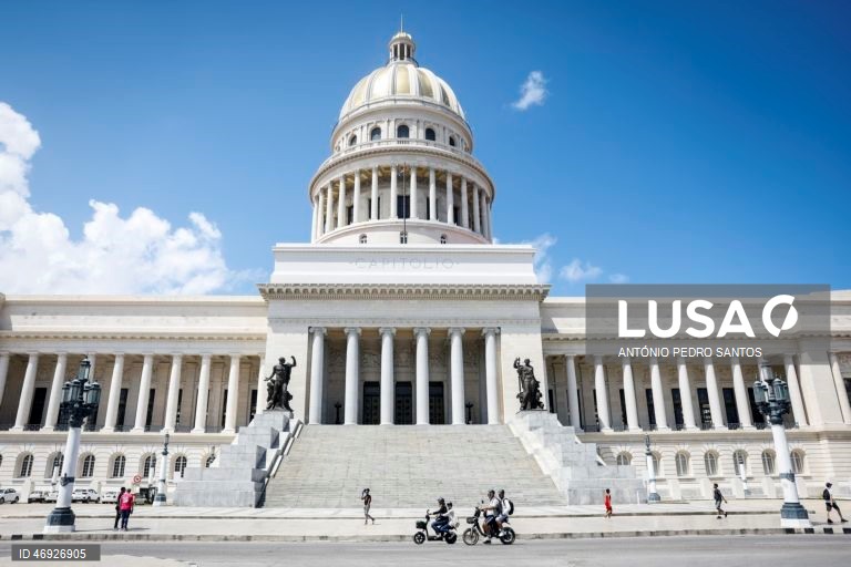 As ruas de Havana, outrora repletas de turistas, são hoje o espelho do embargo petrolífero norte-americano a Cuba. O trânsito é inexistente em várias zonas, à noite quase não se vê luz. O lixo acumula-se, enquanto os medicamentos rareiam. 