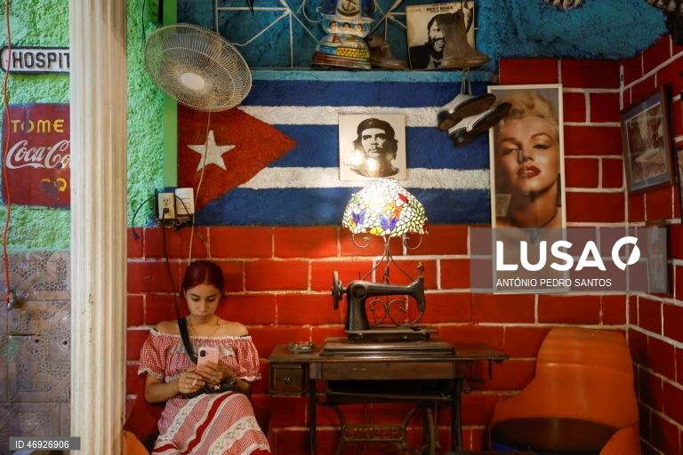 As ruas de Havana, outrora repletas de turistas, são hoje o espelho do embargo petrolífero norte-americano a Cuba. O trânsito é inexistente em várias zonas, à noite quase não se vê luz. O lixo acumula-se, enquanto os medicamentos rareiam. 