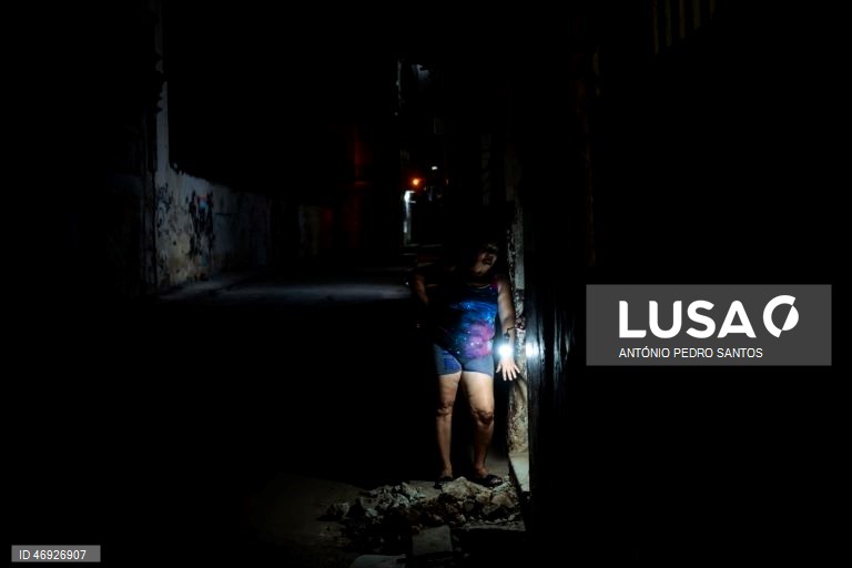 As ruas de Havana, outrora repletas de turistas, são hoje o espelho do embargo petrolífero norte-americano a Cuba. O trânsito é inexistente em várias zonas, à noite quase não se vê luz. O lixo acumula-se, enquanto os medicamentos rareiam. 