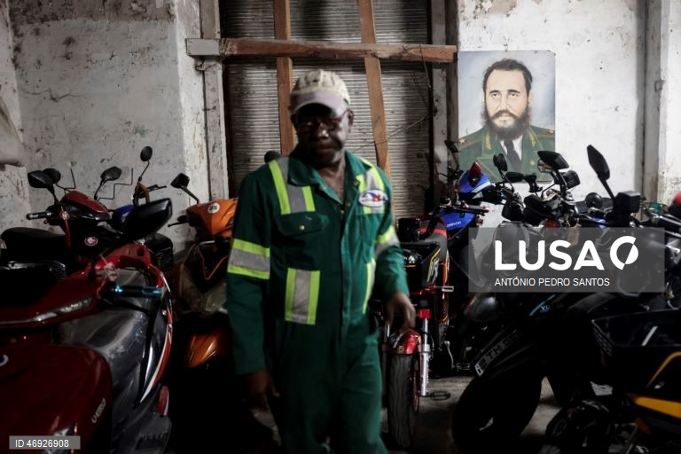 As ruas de Havana, outrora repletas de turistas, são hoje o espelho do embargo petrolífero norte-americano a Cuba. O trânsito é inexistente em várias zonas, à noite quase não se vê luz. O lixo acumula-se, enquanto os medicamentos rareiam. 