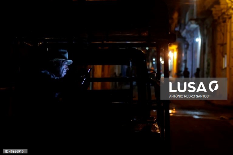 As ruas de Havana, outrora repletas de turistas, são hoje o espelho do embargo petrolífero norte-americano a Cuba. O trânsito é inexistente em várias zonas, à noite quase não se vê luz. O lixo acumula-se, enquanto os medicamentos rareiam. 