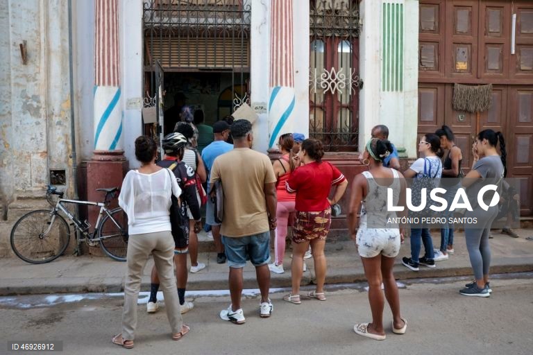 As ruas de Havana, outrora repletas de turistas, são hoje o espelho do embargo petrolífero norte-americano a Cuba. O trânsito é inexistente em várias zonas, à noite quase não se vê luz. O lixo acumula-se, enquanto os medicamentos rareiam. 