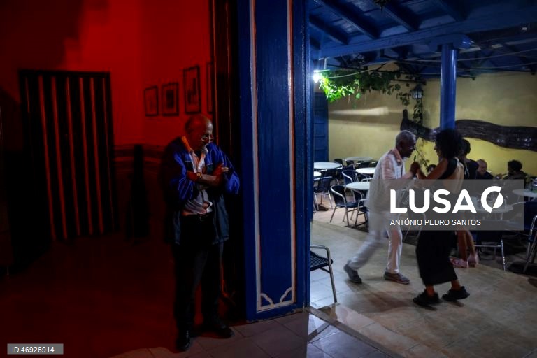 As ruas de Havana, outrora repletas de turistas, são hoje o espelho do embargo petrolífero norte-americano a Cuba. O trânsito é inexistente em várias zonas, à noite quase não se vê luz. O lixo acumula-se, enquanto os medicamentos rareiam. 