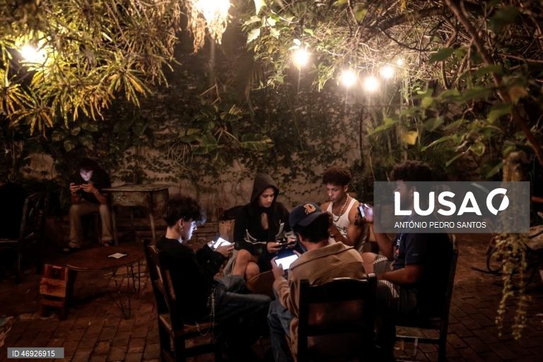 As ruas de Havana, outrora repletas de turistas, são hoje o espelho do embargo petrolífero norte-americano a Cuba. O trânsito é inexistente em várias zonas, à noite quase não se vê luz. O lixo acumula-se, enquanto os medicamentos rareiam. 