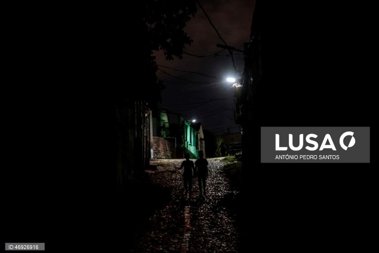 As ruas de Havana, outrora repletas de turistas, são hoje o espelho do embargo petrolífero norte-americano a Cuba. O trânsito é inexistente em várias zonas, à noite quase não se vê luz. O lixo acumula-se, enquanto os medicamentos rareiam. 