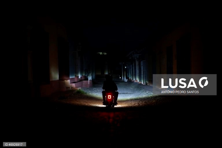 As ruas de Havana, outrora repletas de turistas, são hoje o espelho do embargo petrolífero norte-americano a Cuba. O trânsito é inexistente em várias zonas, à noite quase não se vê luz. O lixo acumula-se, enquanto os medicamentos rareiam. 