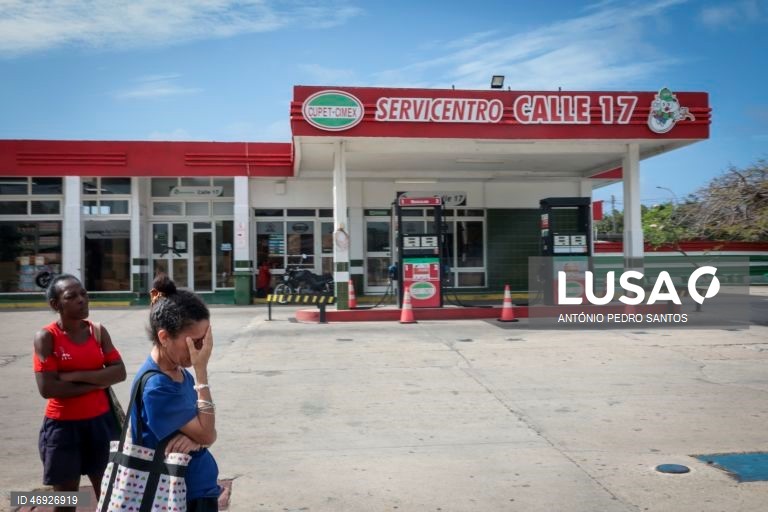 As ruas de Havana, outrora repletas de turistas, são hoje o espelho do embargo petrolífero norte-americano a Cuba. O trânsito é inexistente em várias zonas, à noite quase não se vê luz. O lixo acumula-se, enquanto os medicamentos rareiam. 