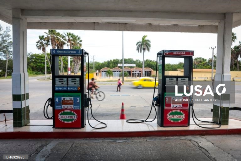 As ruas de Havana, outrora repletas de turistas, são hoje o espelho do embargo petrolífero norte-americano a Cuba. O trânsito é inexistente em várias zonas, à noite quase não se vê luz. O lixo acumula-se, enquanto os medicamentos rareiam. 