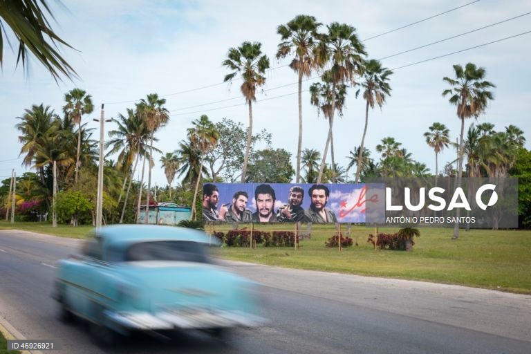As ruas de Havana, outrora repletas de turistas, são hoje o espelho do embargo petrolífero norte-americano a Cuba. O trânsito é inexistente em várias zonas, à noite quase não se vê luz. O lixo acumula-se, enquanto os medicamentos rareiam. 