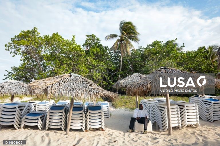 As ruas de Havana, outrora repletas de turistas, são hoje o espelho do embargo petrolífero norte-americano a Cuba. O trânsito é inexistente em várias zonas, à noite quase não se vê luz. O lixo acumula-se, enquanto os medicamentos rareiam. 