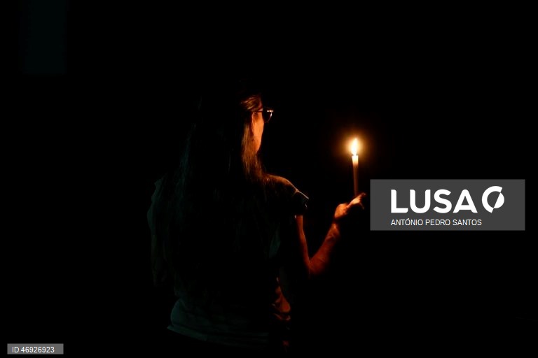 As ruas de Havana, outrora repletas de turistas, são hoje o espelho do embargo petrolífero norte-americano a Cuba. O trânsito é inexistente em várias zonas, à noite quase não se vê luz. O lixo acumula-se, enquanto os medicamentos rareiam. 