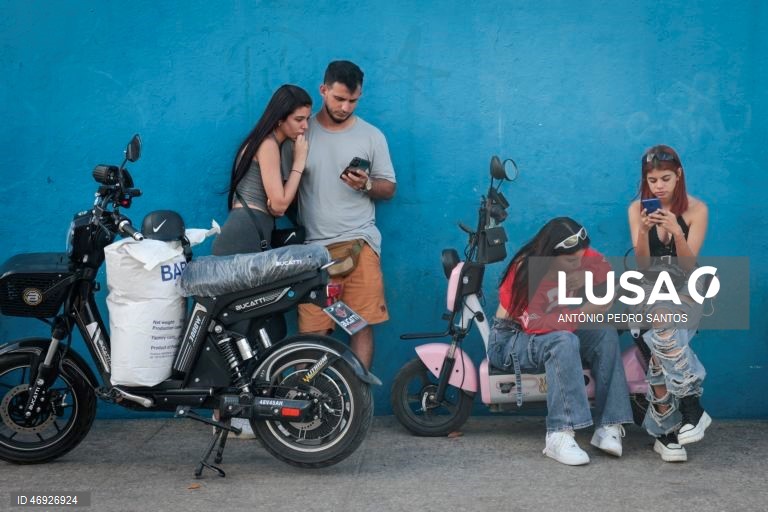 As ruas de Havana, outrora repletas de turistas, são hoje o espelho do embargo petrolífero norte-americano a Cuba. O trânsito é inexistente em várias zonas, à noite quase não se vê luz. O lixo acumula-se, enquanto os medicamentos rareiam. 