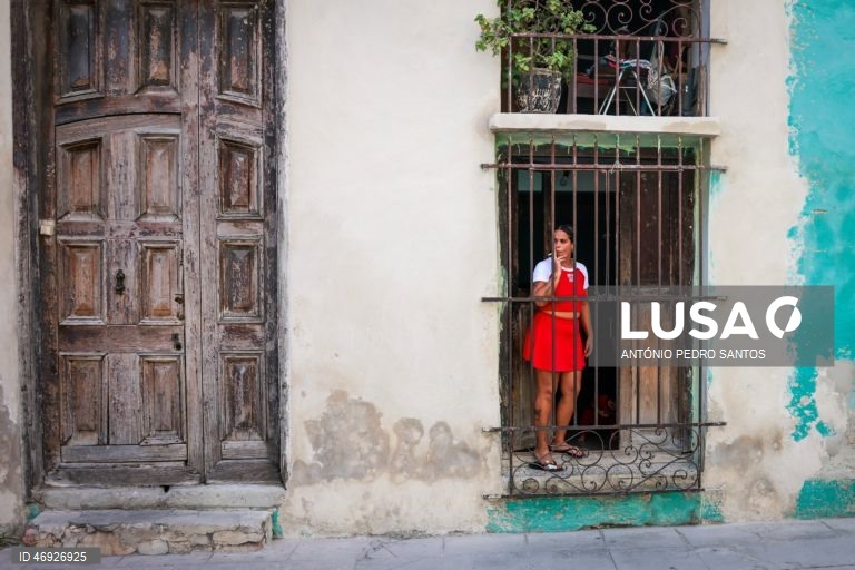 As ruas de Havana, outrora repletas de turistas, são hoje o espelho do embargo petrolífero norte-americano a Cuba. O trânsito é inexistente em várias zonas, à noite quase não se vê luz. O lixo acumula-se, enquanto os medicamentos rareiam. 