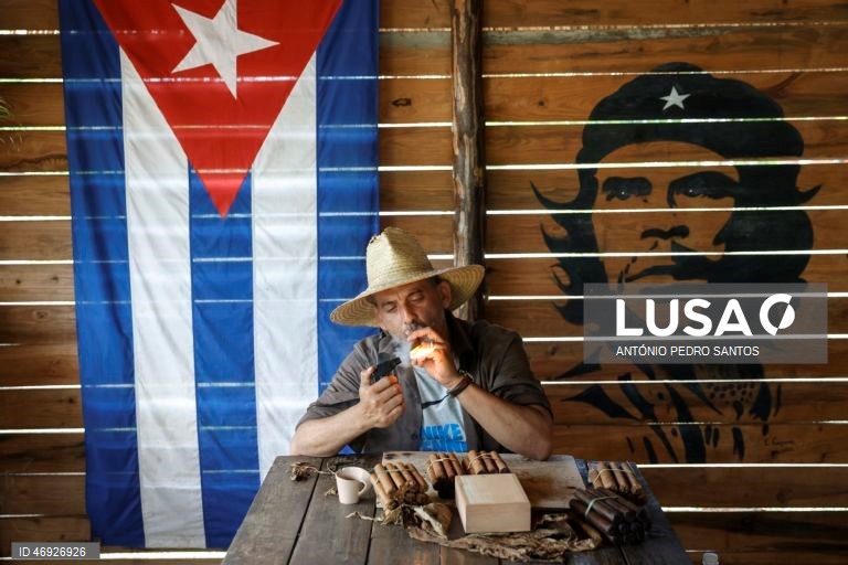 As ruas de Havana, outrora repletas de turistas, são hoje o espelho do embargo petrolífero norte-americano a Cuba. O trânsito é inexistente em várias zonas, à noite quase não se vê luz. O lixo acumula-se, enquanto os medicamentos rareiam. 