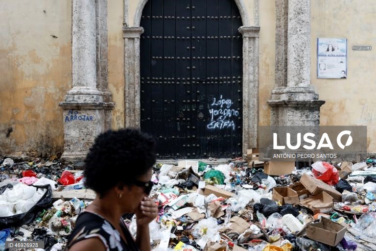 As ruas de Havana, outrora repletas de turistas, são hoje o espelho do embargo petrolífero norte-americano a Cuba. O trânsito é inexistente em várias zonas, à noite quase não se vê luz. O lixo acumula-se, enquanto os medicamentos rareiam. 