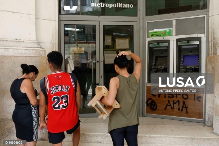 As ruas de Havana, outrora repletas de turistas, são hoje o espelho do embargo petrolífero norte-americano a Cuba. O trânsito é inexistente em várias zonas, à noite quase não se vê luz. O lixo acumula-se, enquanto os medicamentos rareiam. 