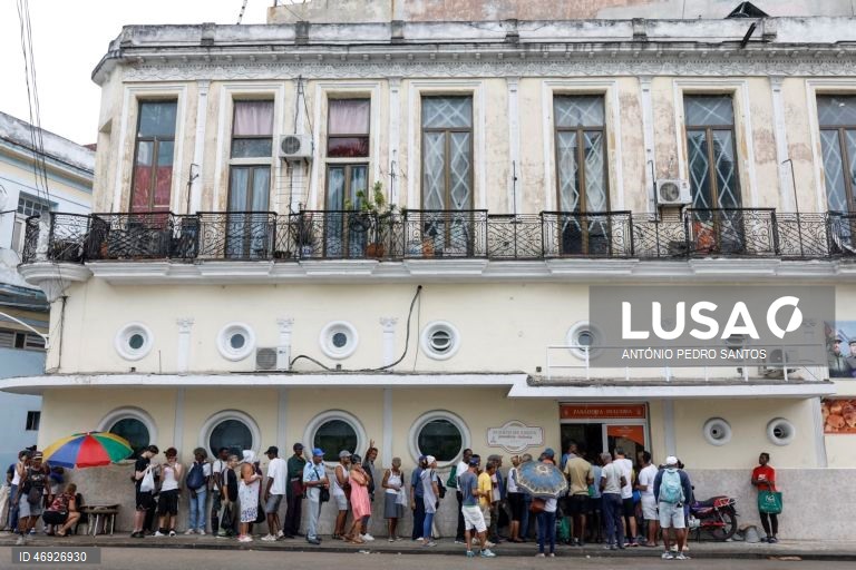 As ruas de Havana, outrora repletas de turistas, são hoje o espelho do embargo petrolífero norte-americano a Cuba. O trânsito é inexistente em várias zonas, à noite quase não se vê luz. O lixo acumula-se, enquanto os medicamentos rareiam. 