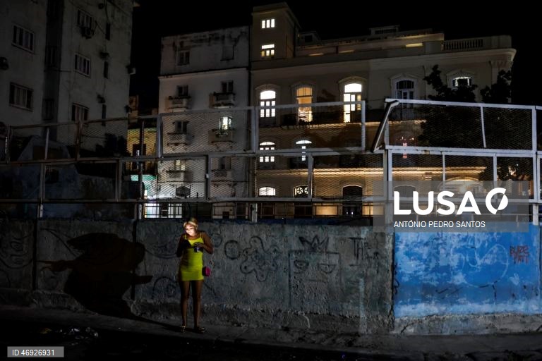 As ruas de Havana, outrora repletas de turistas, são hoje o espelho do embargo petrolífero norte-americano a Cuba. O trânsito é inexistente em várias zonas, à noite quase não se vê luz. O lixo acumula-se, enquanto os medicamentos rareiam. 